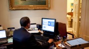 Obama_testing_the_Federal_Government_IT_Dashboard