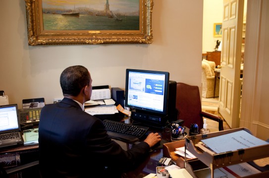 Obama_testing_the_Federal_Government_IT_Dashboard